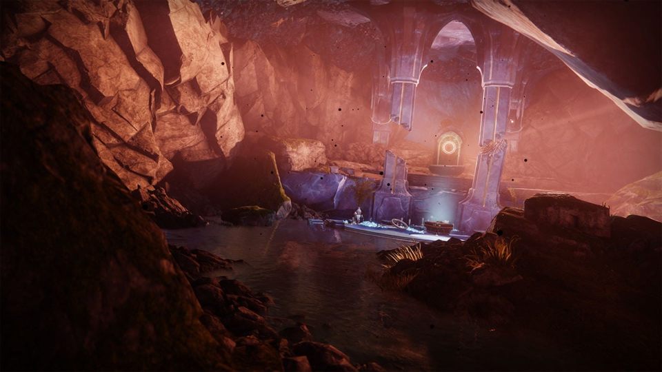 Grotte aux teintes de braise et porte éveillée lumineuse